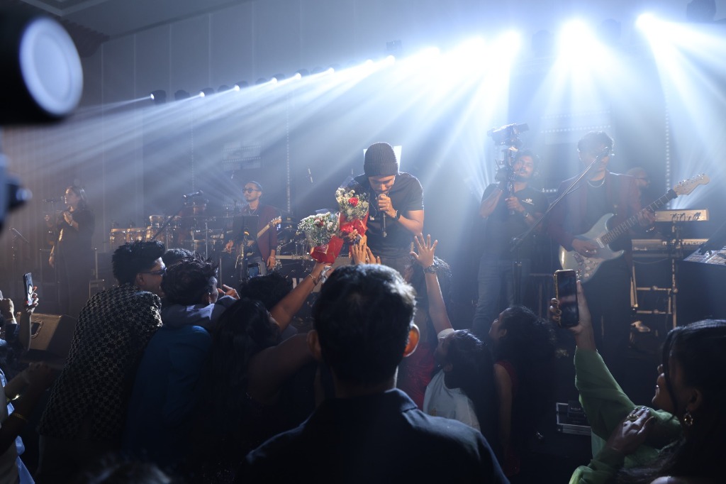 Stage Interaction & Live Crowd Concert Moment